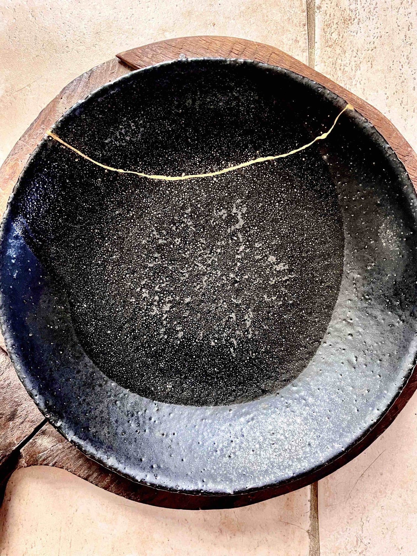 Assiette émaillée à la cendre - réparation Kintsugi traditionnel