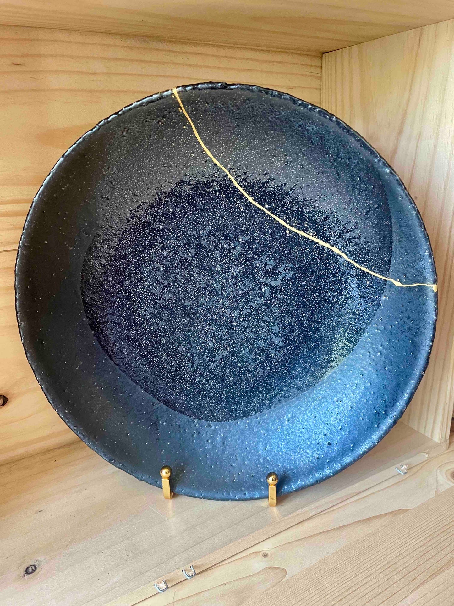 Assiette émaillée à la cendre - réparation Kintsugi traditionnel